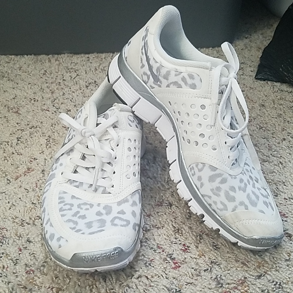《WOMENS CHEETAH PRINT NIKE SHOES》